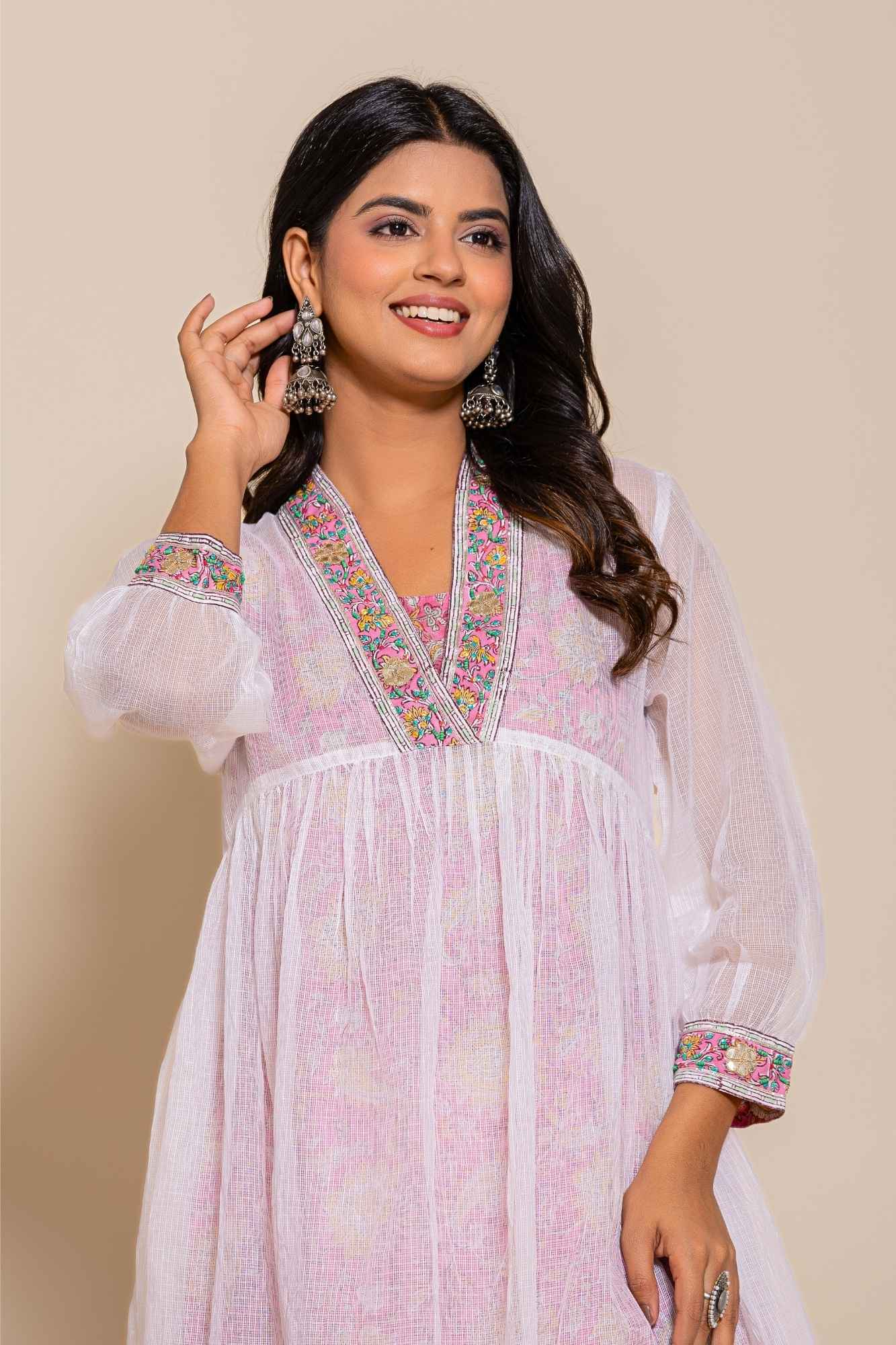 (Set of 2) Naksh White Kota Doriya Kurta With Printed Inner And Pants