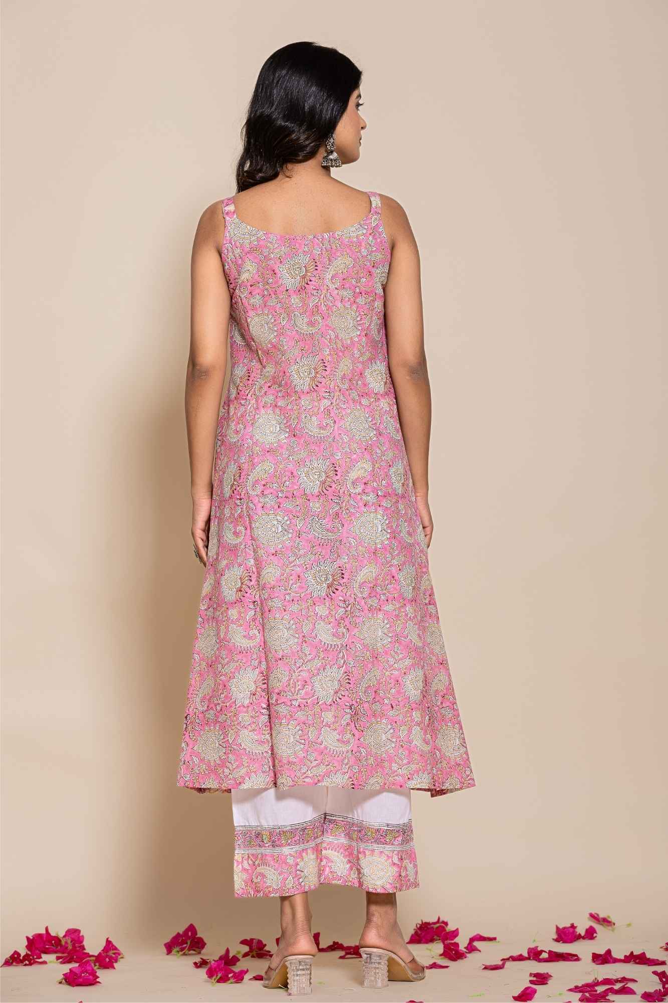 (Set of 2) Naksh White Kota Doriya Kurta With Printed Inner And Pants